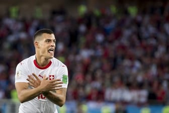 Granit Xhaka kritisiert Äußerungen die seine Loyalität zur Schweiz bezweifeln.