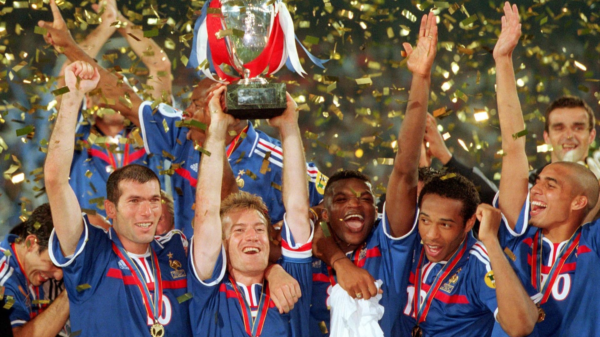 Gemeinsamer Erfolg: Didier Deschamps (mit Pokal) und Zinedine Zidane (links daneben) feiern den Titel als Europameister im Jahr 2000.