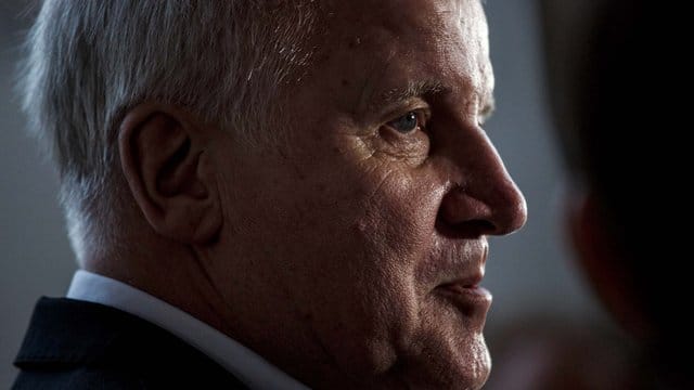 Horst Seehofer sieht die Auseinandersetzung mit Angela Merkel über die Asylpolitik als beendet. Horst Seehofer sieht die Auseinandersetzung mit Angela Merkel über die Asylpolitik als beendet.