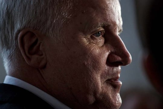 Horst Seehofer sieht die Auseinandersetzung mit Angela Merkel über die Asylpolitik als beendet.