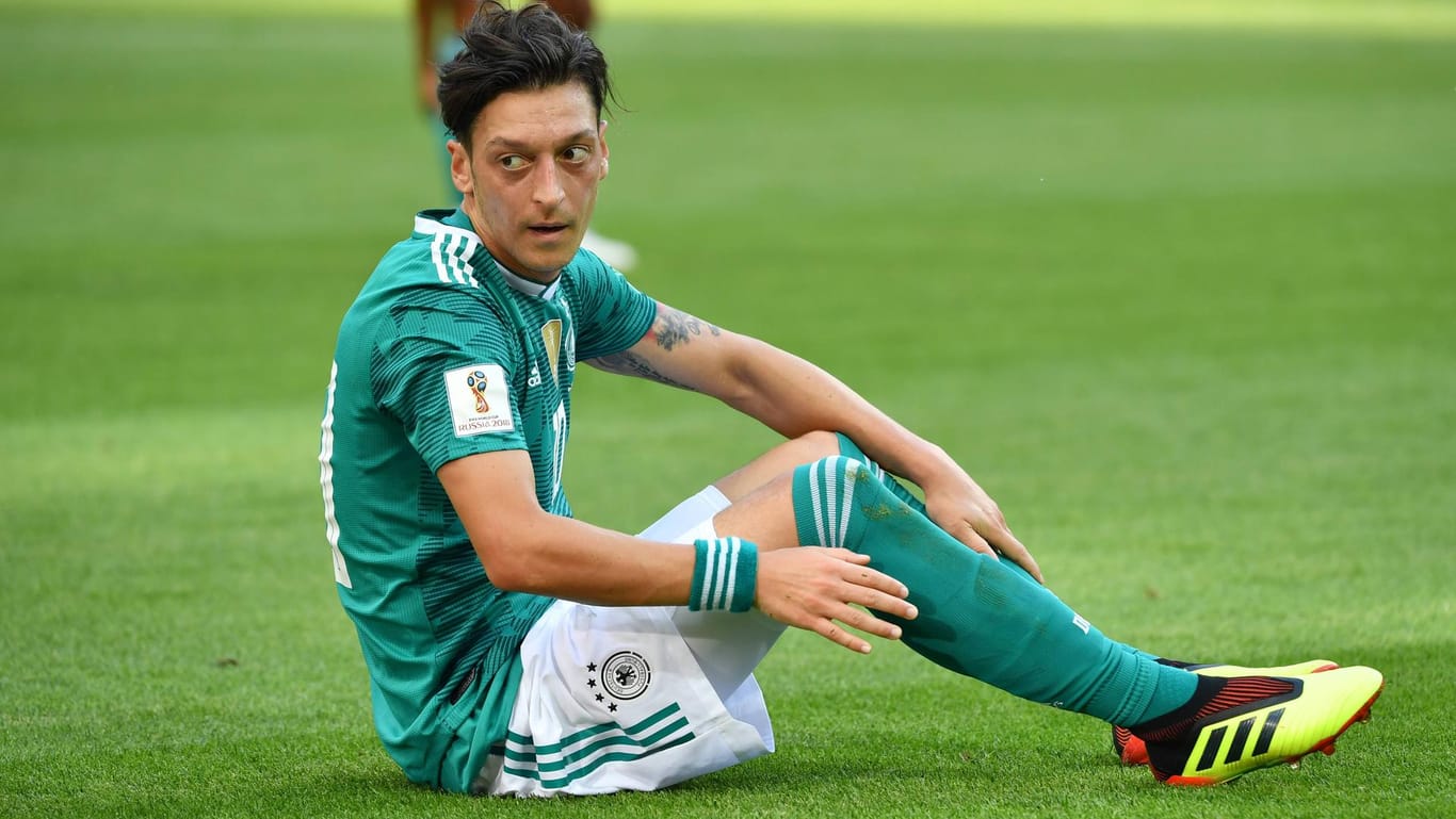 Mesut Özil sitzt nach dem WM-Aus am Boden: Der Nationalspieler enttäuschte wie vieler seiner Teamkollegen in Russland.