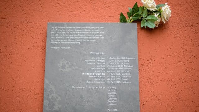 Eine Gedenktafel für das NSU-Opfer Theodoros Boulgarides