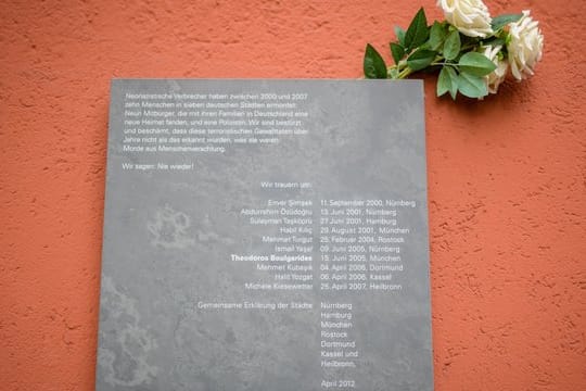 Eine Gedenktafel für das NSU-Opfer Theodoros Boulgarides