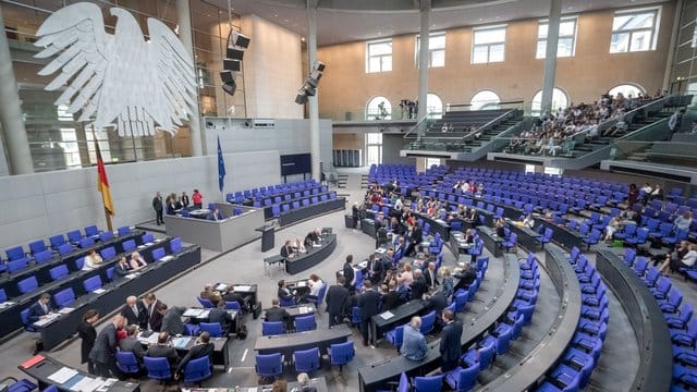 SPD-Chefin Andrea Nahles nimmt ihre Leute an die kurze Leine. SPD-Chefin Andrea Nahles nimmt ihre Leute an die kurze Leine.