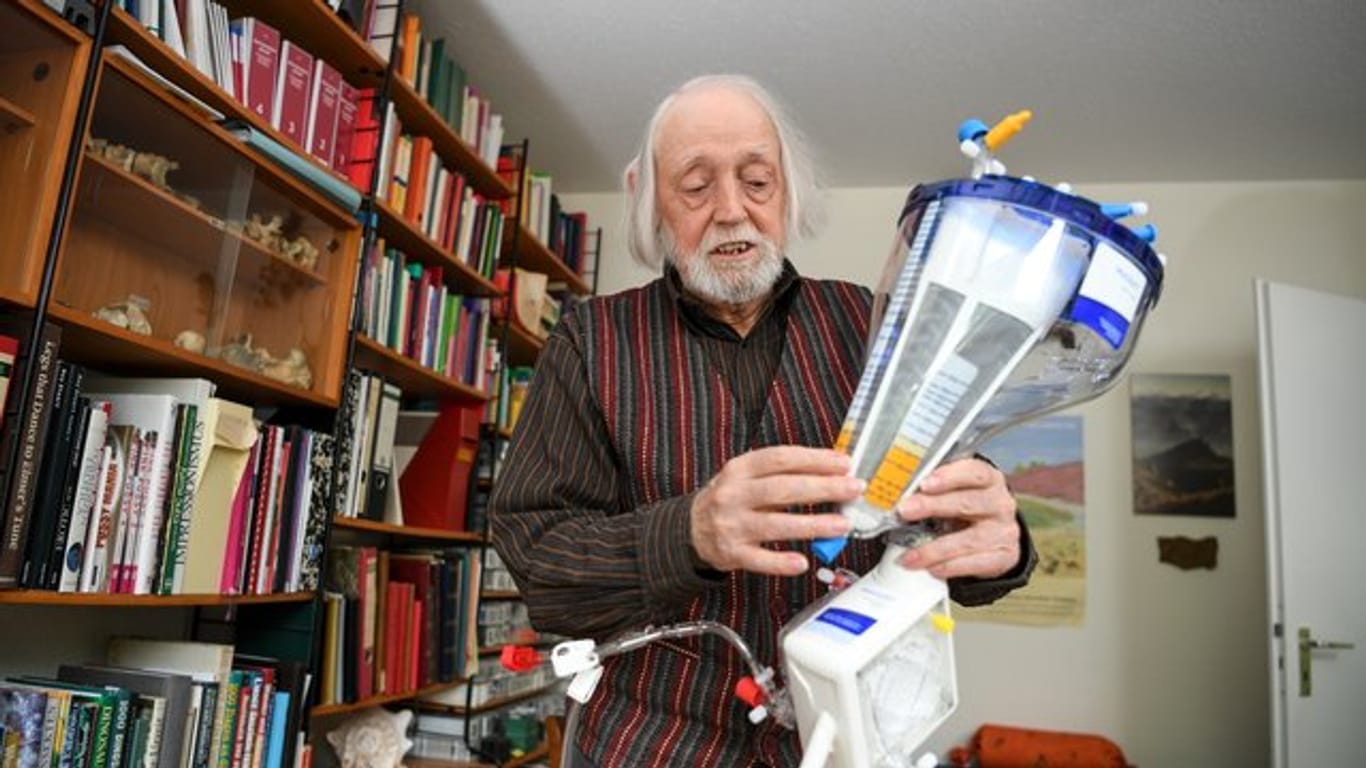 Altersforscher Klaus Sames hält in seinem Büro einen Oxygenator in den Händen.