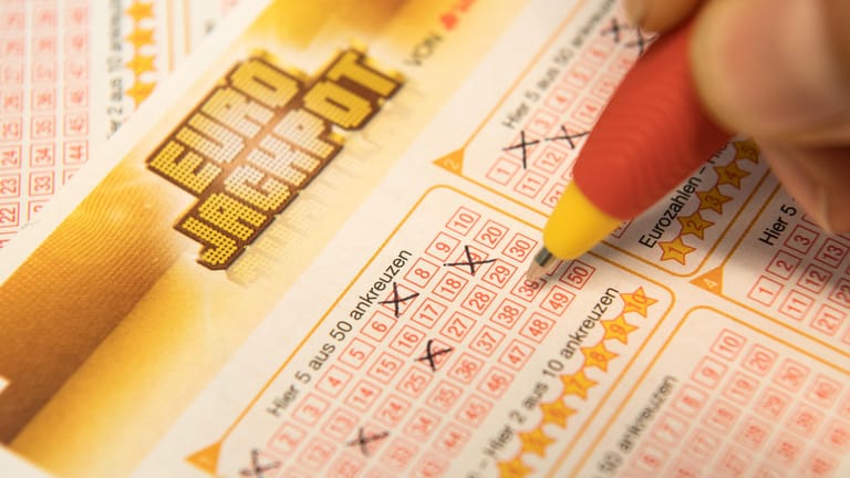 Eine Kundin füllt einen Eurojackpot-Lotterie-Schein aus: Immer wieder kommt es vor, dass Gewinner ihren Preis versäumen.