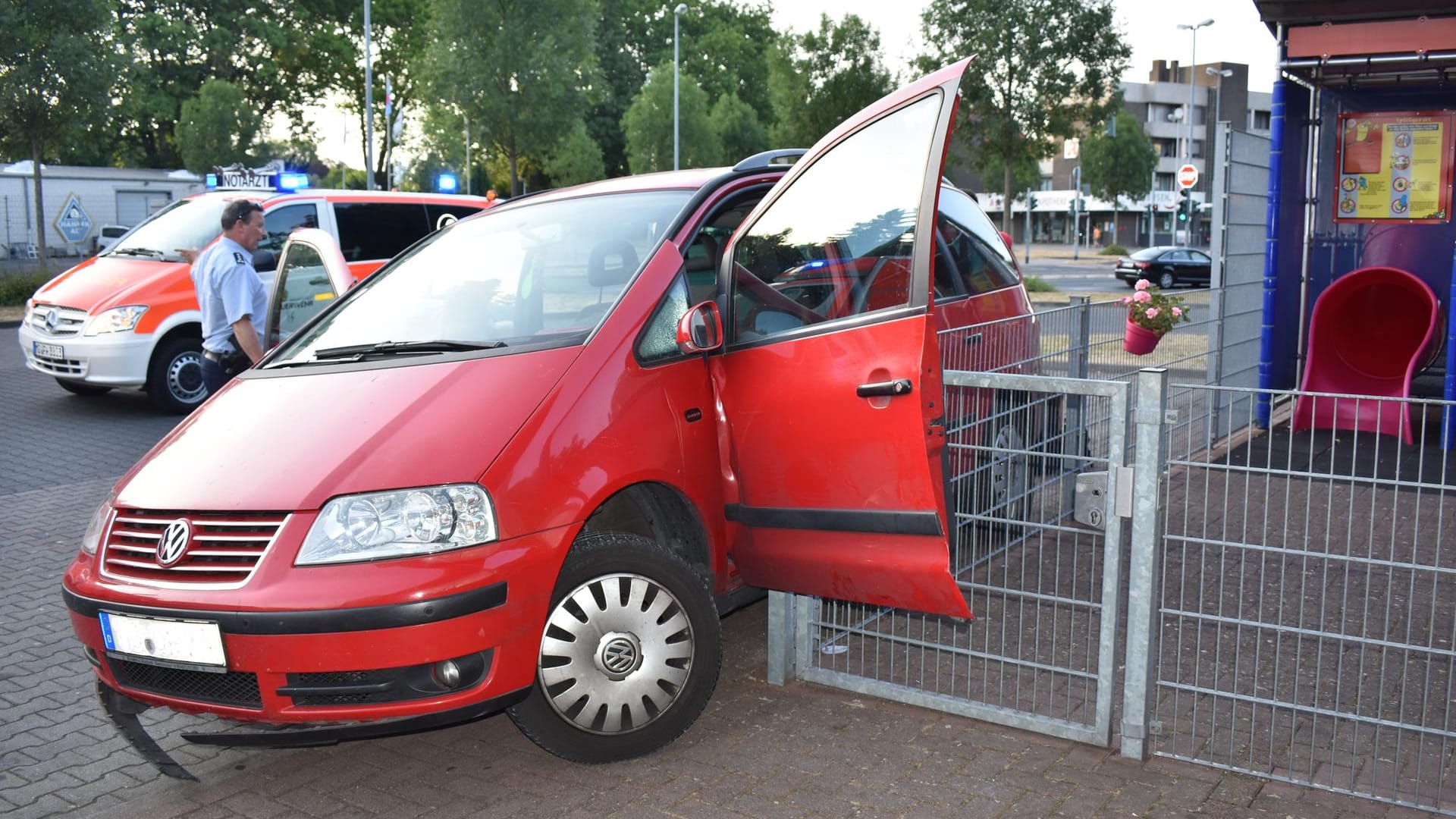 Das Unfallfahrzeug hat sich mit einer offenen Tür am Zaun verkeilt: Die ungeübte Fahrerin verlor die Kontrolle über den Wagen. Das Unfallfahrzeug hat sich mit einer offenen Tür am Zaun verkeilt: Die ungeübte Fahrerin verlor die Kontrolle über den Wagen.