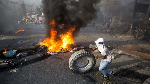 Nachdem die Regierung in Haiti Benzinpreiserhöhungen angekündigt hat, ist es in dem Land zu heftigen Protesten gekommen. Nachdem die Regierung in Haiti Benzinpreiserhöhungen angekündigt hat, ist es in dem Land zu heftigen Protesten gekommen.