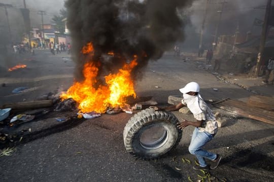 Nachdem die Regierung in Haiti Benzinpreiserhöhungen angekündigt hat, ist es in dem Land zu heftigen Protesten gekommen.