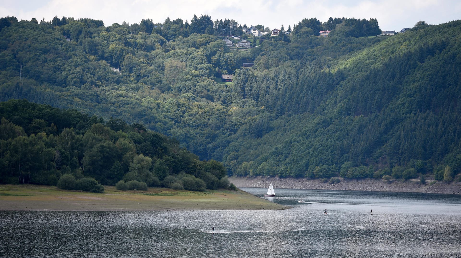 Der Rursee in der Eifel: Von einem Elektroboot aus sprang der Vermisste in das Wasser. (Archivbild)