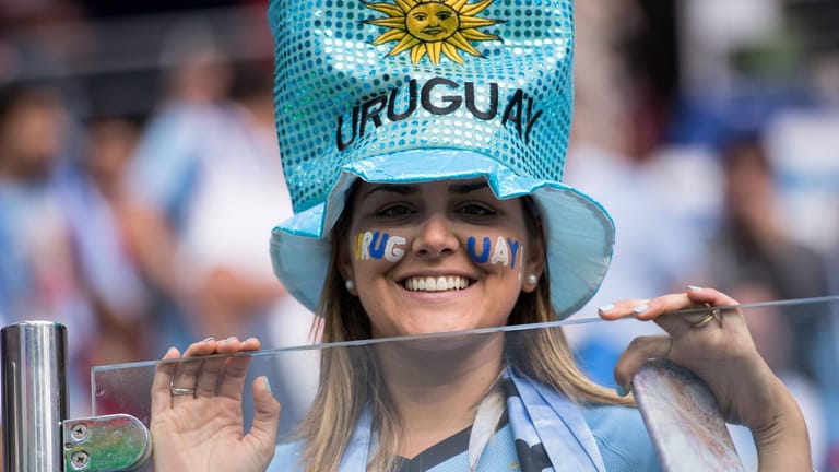 Ein weiblicher Uruguay-Fan beim WM-Viertelfinale: Beim Aus der Russen wurden Polizisten von südamerikanischen Anhängern im Zug getröstet.