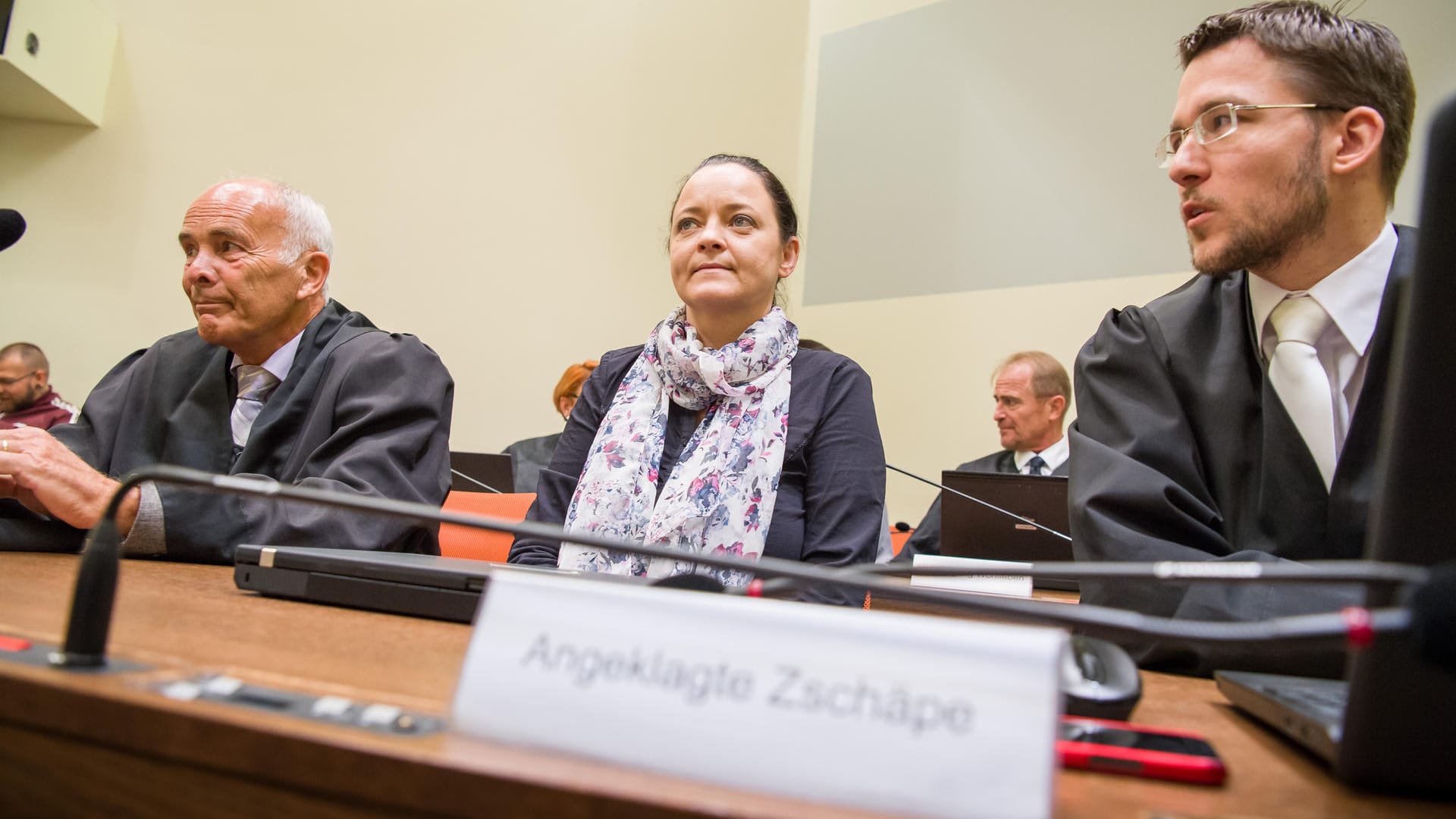 Beate Zschäpe sitzt im Gerichtssaal des Oberlandesgericht zwischen ihren Anwälten: Auch die zahlreichen Anträge der Verteidiger zogen das Verfahren in die Länge. (Archivbild)