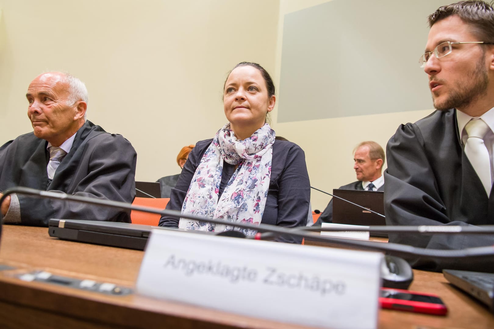 Beate Zschäpe sitzt im Gerichtssaal des Oberlandesgericht zwischen ihren Anwälten: Auch die zahlreichen Anträge der Verteidiger zogen das Verfahren in die Länge. (Archivbild)