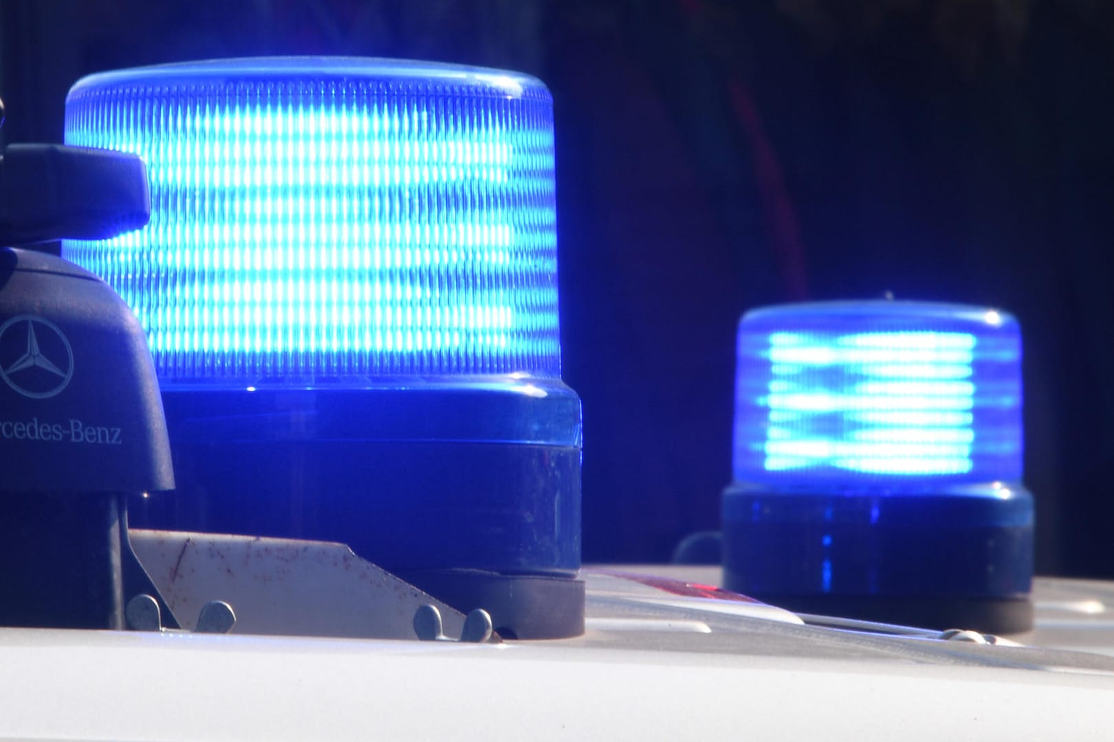 Blaulichter sind auf den Dächern von Polizeifahrzeugen zu sehen: Freunde des Mädchens informierten die Polizei. (Archivbild)