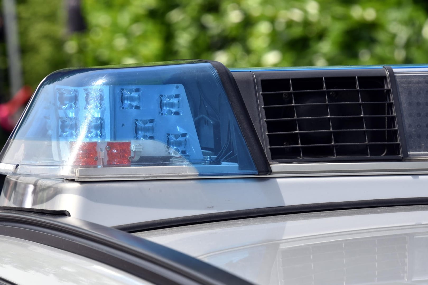 Ein Polizeiwagen: Die Polizei hat bereits mit ersten Untersuchungen begonnen. (Archivbild)