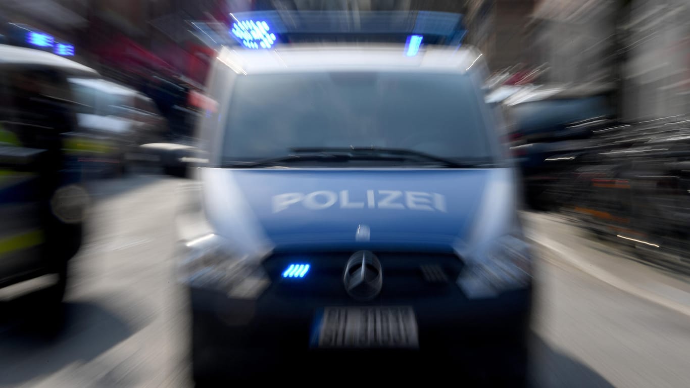Ein Polizeiwagen mit eingeschalteten Blauchlicht: Mehrere Autos der Berliner Polizei verfolgten den Raser. (Archivbild)