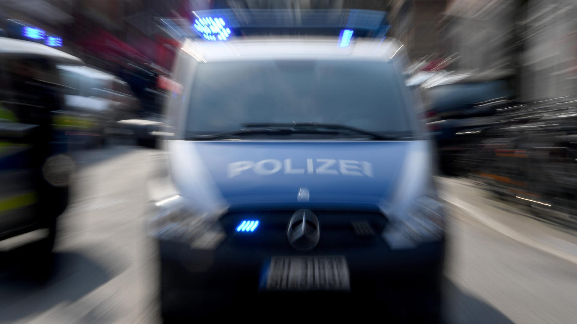 Ein Polizeiwagen mit eingeschalteten Blauchlicht: Mehrere Autos der Berliner Polizei verfolgten den Raser. (Archivbild) Ein Polizeiwagen mit eingeschalteten Blauchlicht: Mehrere Autos der Berliner Polizei verfolgten den Raser. (Archivbild)