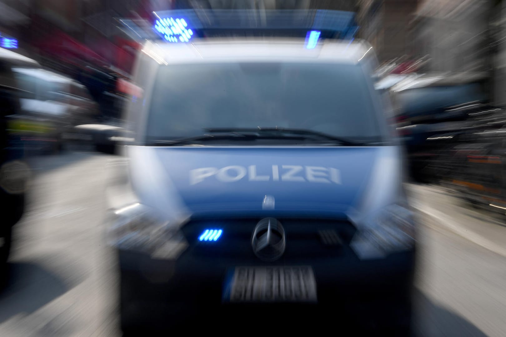 Ein Polizeiwagen mit eingeschalteten Blauchlicht: Mehrere Autos der Berliner Polizei verfolgten den Raser. (Archivbild)
