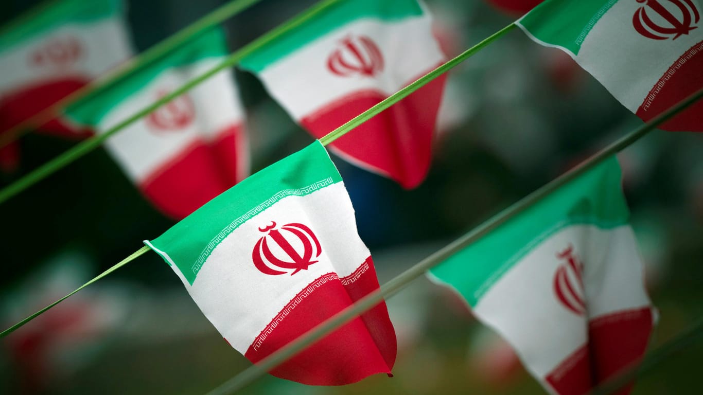 Iranische Flaggen: Der Staatssender zeigte Bilder, auf denen das Mädchen weinend Reue beschwört. (Archivbild)