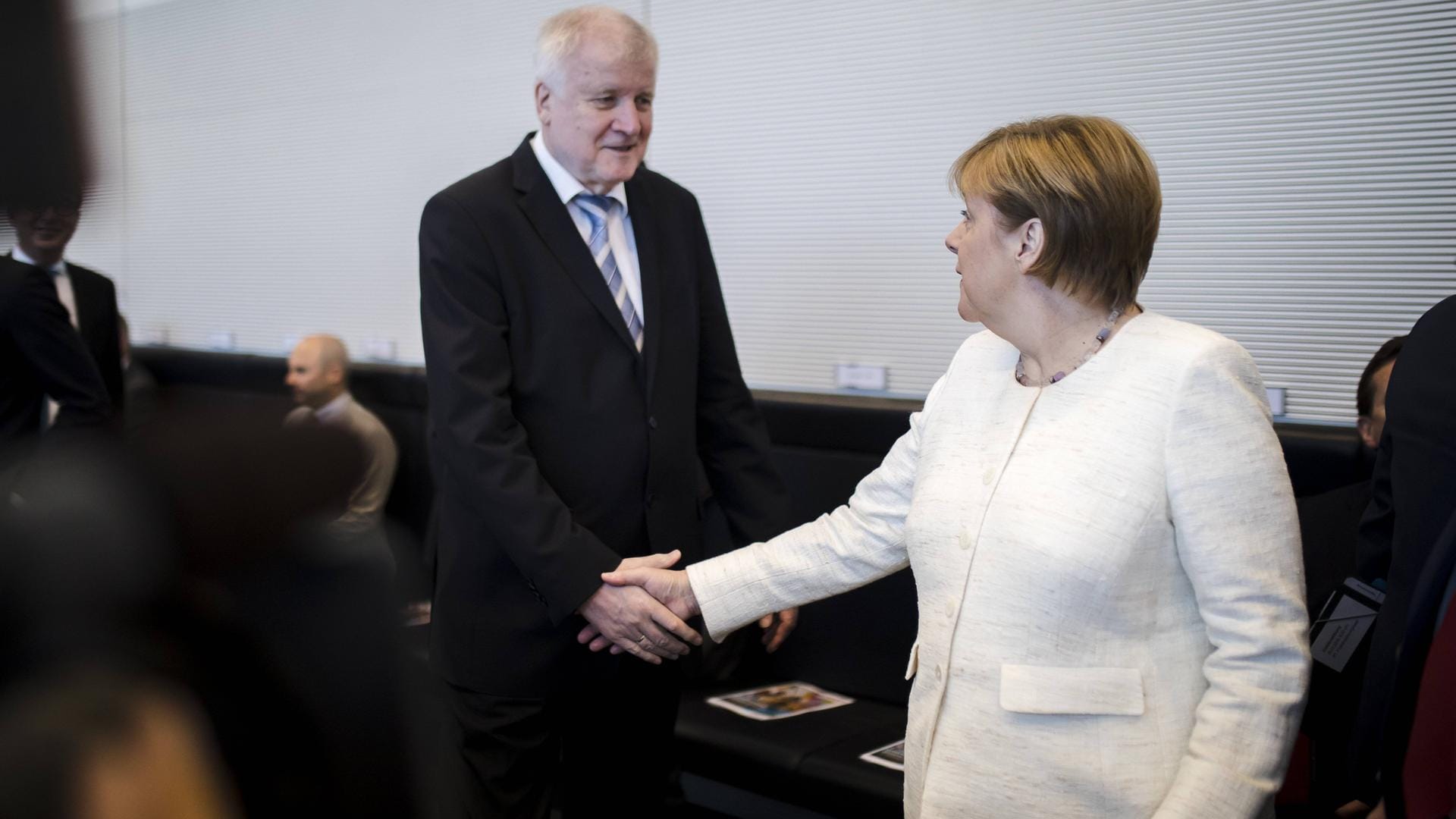 Angela Merkel und Horst Seehofer vor einer Fraktionssitzung: Angesicht der steigenden Wählergunst der AfD könnte der Friede im Koalitionskonflikt nur von kurzer Dauer sein.