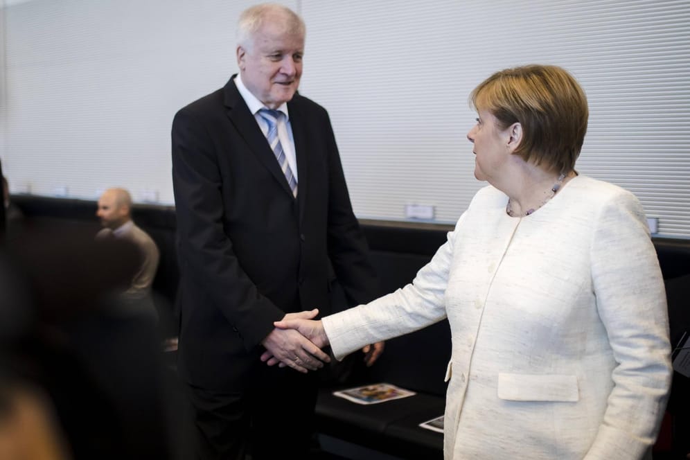 Angela Merkel und Horst Seehofer vor einer Fraktionssitzung: Angesicht der steigenden Wählergunst der AfD könnte der Friede im Koalitionskonflikt nur von kurzer Dauer sein.