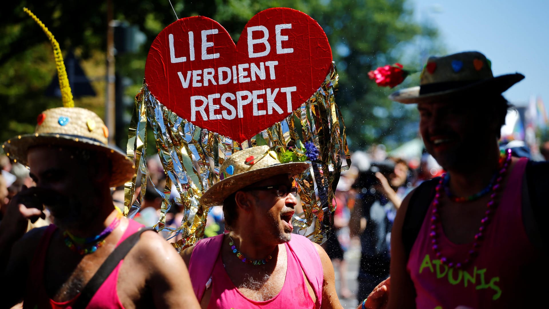 Die CSD-Parade in Köln: Mehr als 170 Gruppen nahmen in diesem Jahr Teil. Die CSD-Parade in Köln: Mehr als 170 Gruppen nahmen in diesem Jahr Teil.