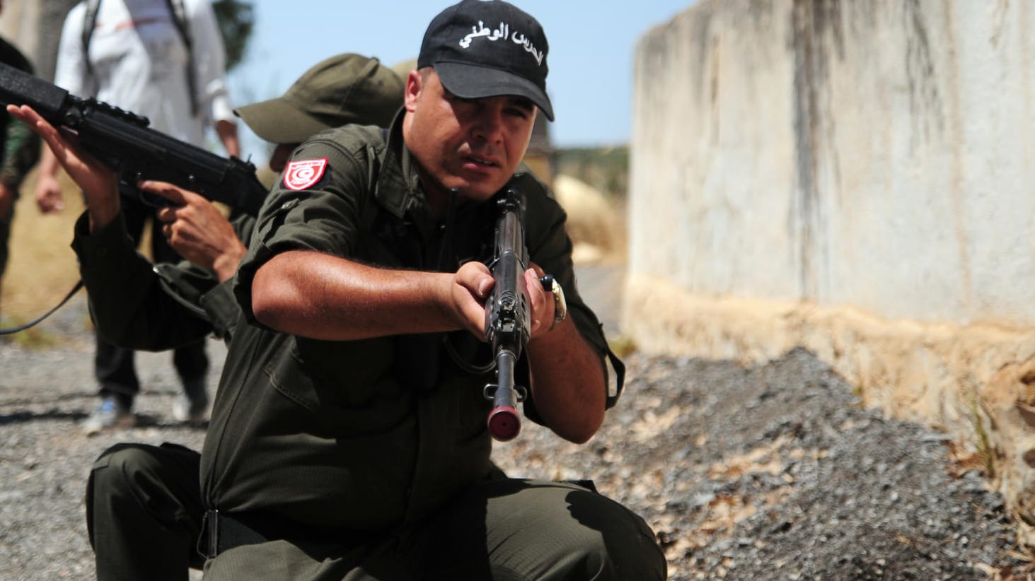 Ein Soldat der tunesischen Nationalgarde. An der Grenze zu Algerien sind bei einem Anschlag sechs Soldaten getötet worden.