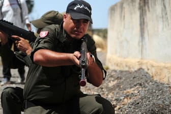 Ein Soldat der tunesischen Nationalgarde. An der Grenze zu Algerien sind bei einem Anschlag sechs Soldaten getötet worden.