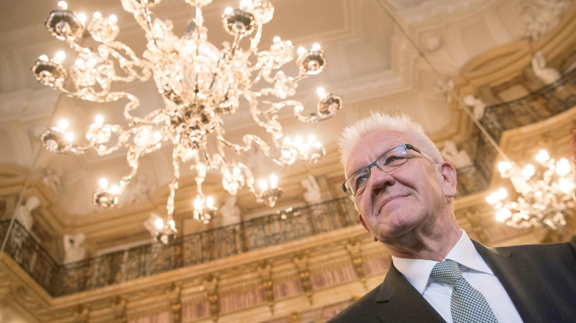 Winfried Kretschmann: Er wurde vor kurzem 70 und bleibt wohl bis 2021 der erste grüne Ministerpräsident, den es je gab. Während viele Politiker momentan durch Populismus glänzen, ist er ein Lichtblick.