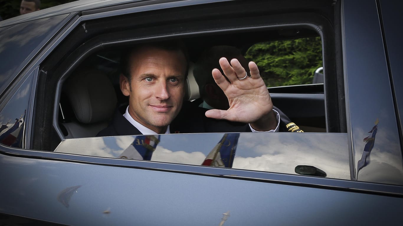 Präsident Macron in seinem Dienstwagen: Die Opposition wirft dem französischen Regierungschef vor, sich wie ein Monarch aufzuführen. Emmanuel Macron Visiting Vendee Region