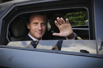 Präsident Macron in seinem Dienstwagen: Die Opposition wirft dem französischen Regierungschef vor, sich wie ein Monarch aufzuführen. Emmanuel Macron Visiting Vendee Region
