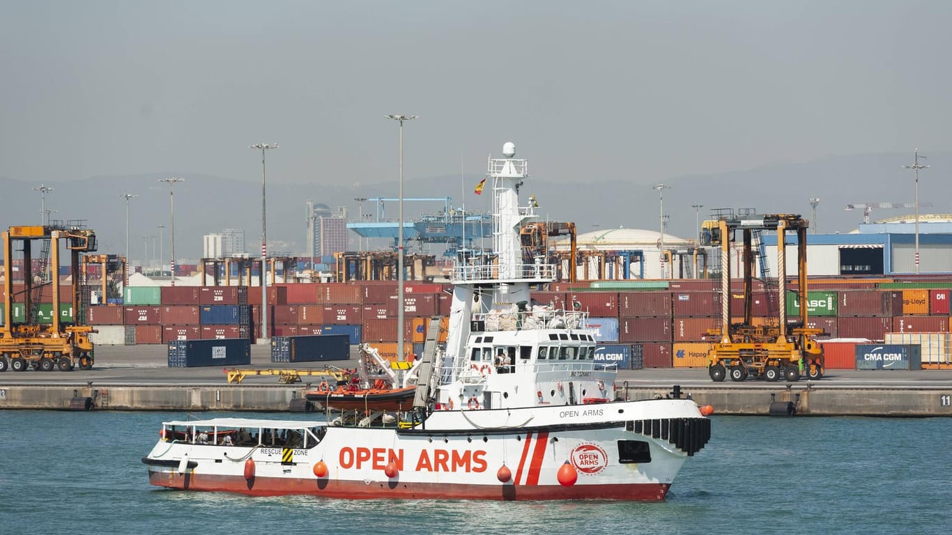 Ein Schiff der spanischen Flüchtlingshilfsorganisation "Open Arms": Es musste bis nach Barcelona fahren, weil Italien dem Schiff verboten hatte, an seinen Häfen anzulegen.