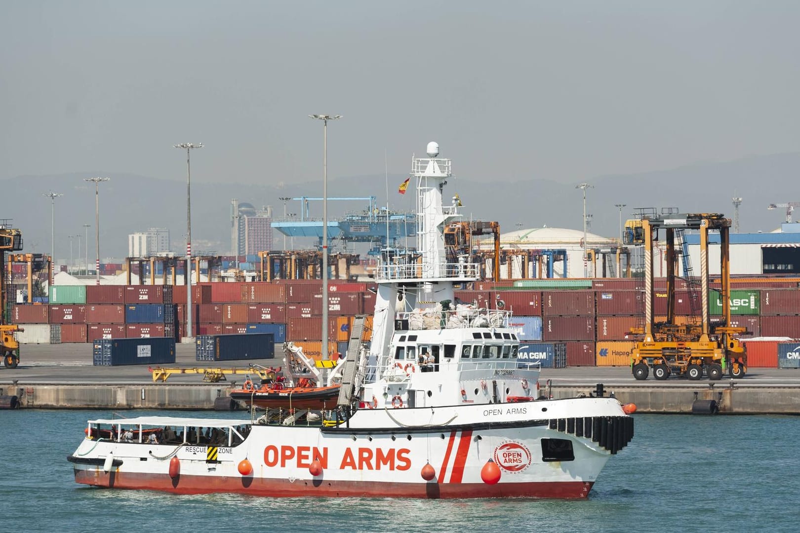 Ein Schiff der spanischen Flüchtlingshilfsorganisation "Open Arms": Es musste bis nach Barcelona fahren, weil Italien dem Schiff verboten hatte, an seinen Häfen anzulegen.