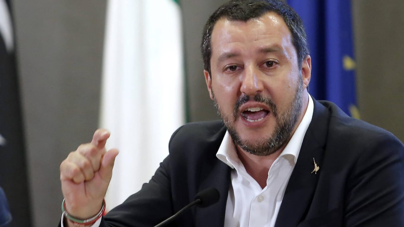 Italiens Innenminister Matteo Salvini: Nachdem keine privaten Flüchtlingsorganisationen mehr in den Häfen seines Landes anlegen durften, sollen nun auch offizielle Seenot-Missionen abgewiesen werden.