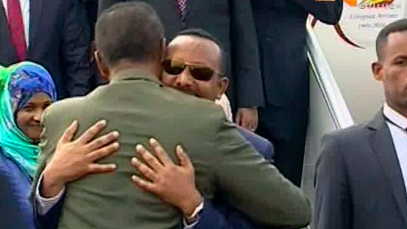Das das von dem Fernsehsender ERITV zur Verfügung gestellte Videostandbild zeigt die Ankunft von Abiy Ahmed, Ministerpräsident von Äthiopien, der von Isaias Afwerki, Präsident von Eritreas: Die mehrfache Umarmung galt als Zeichen der Annäherung.