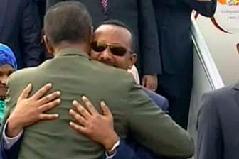Das das von dem Fernsehsender ERITV zur Verfügung gestellte Videostandbild zeigt die Ankunft von Abiy Ahmed, Ministerpräsident von Äthiopien, der von Isaias Afwerki, Präsident von Eritreas: Die mehrfache Umarmung galt als Zeichen der Annäherung.