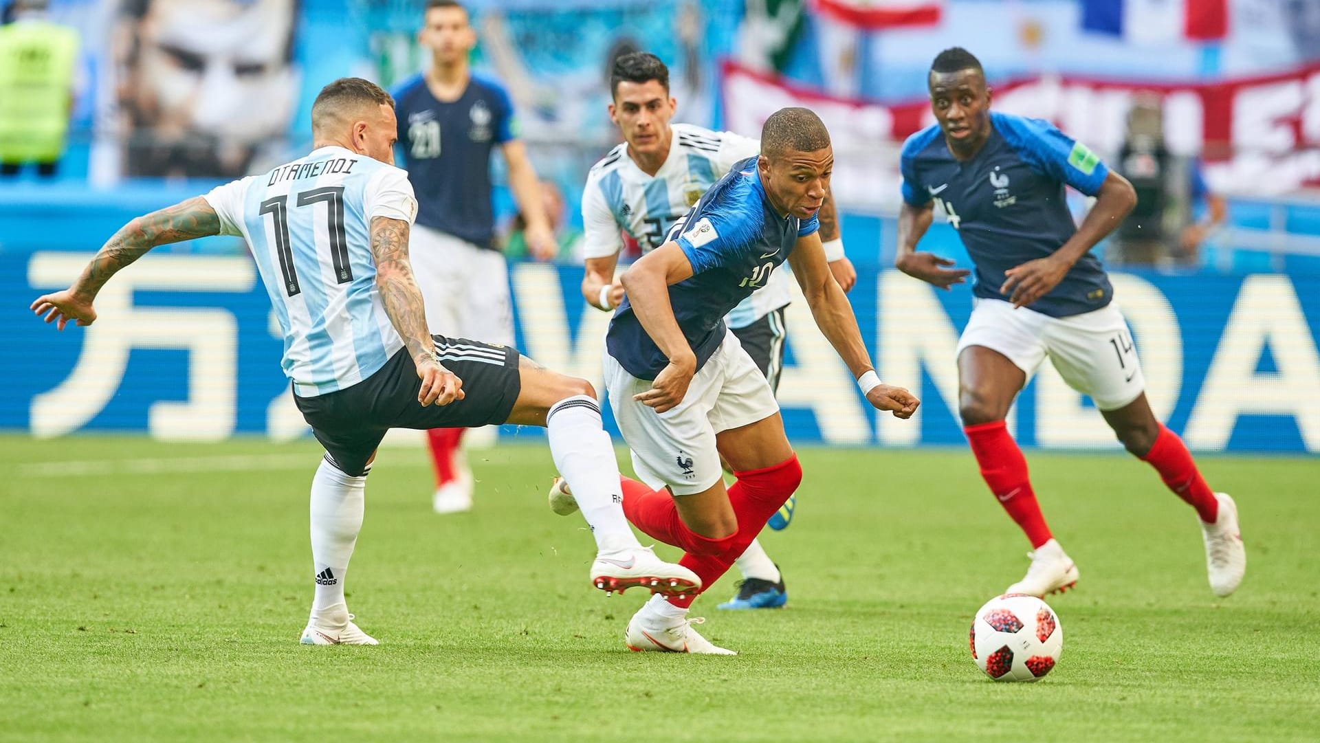 Dem Verteidiger oftmals einen Schritt voraus: Kylian Mbappé (rechts vorne) im Duell mit Argentiniens Nicolas Otamendi.