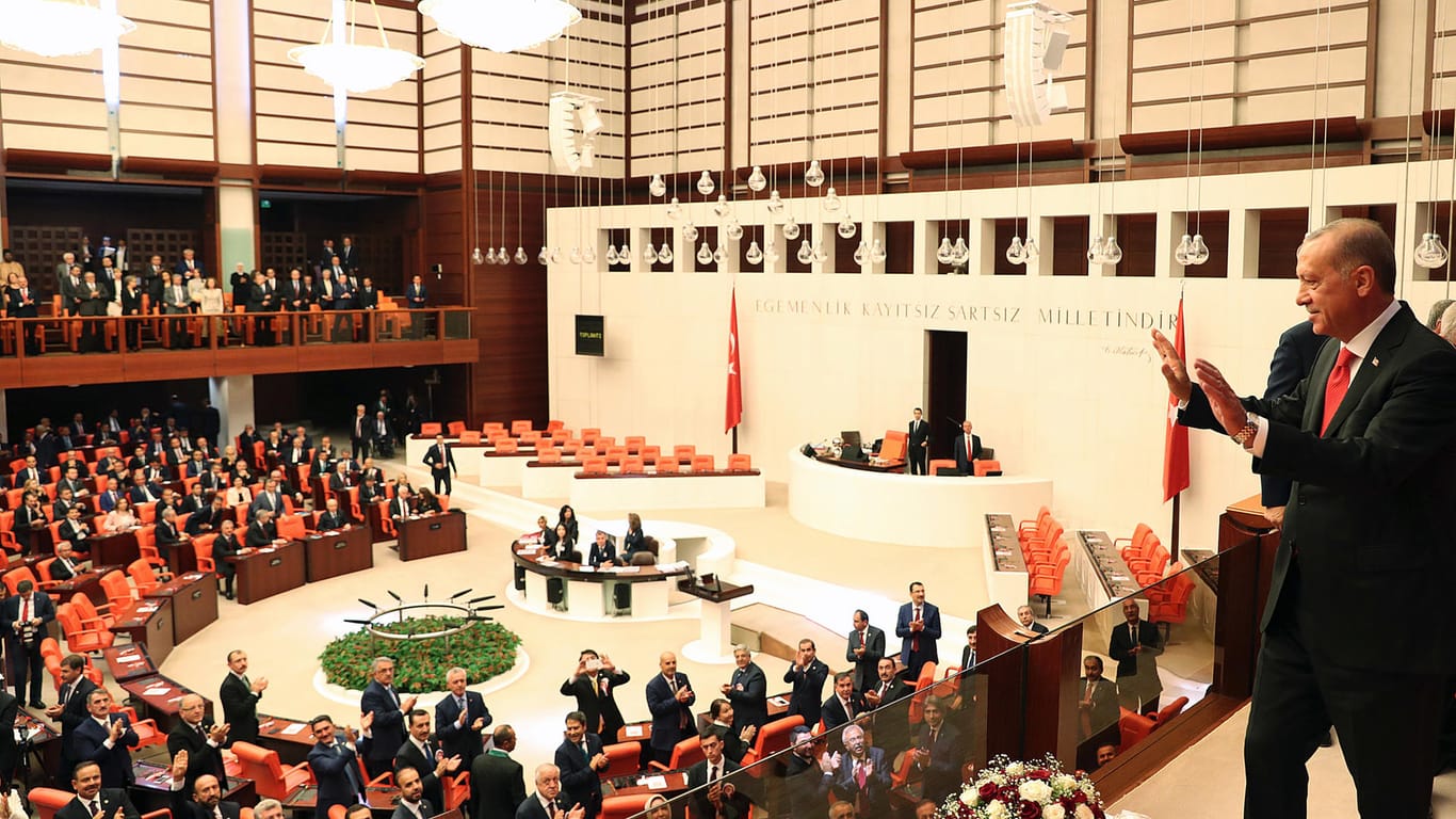 Erdogan nimmt Huldigungen des türkischen Parlaments entgegen.