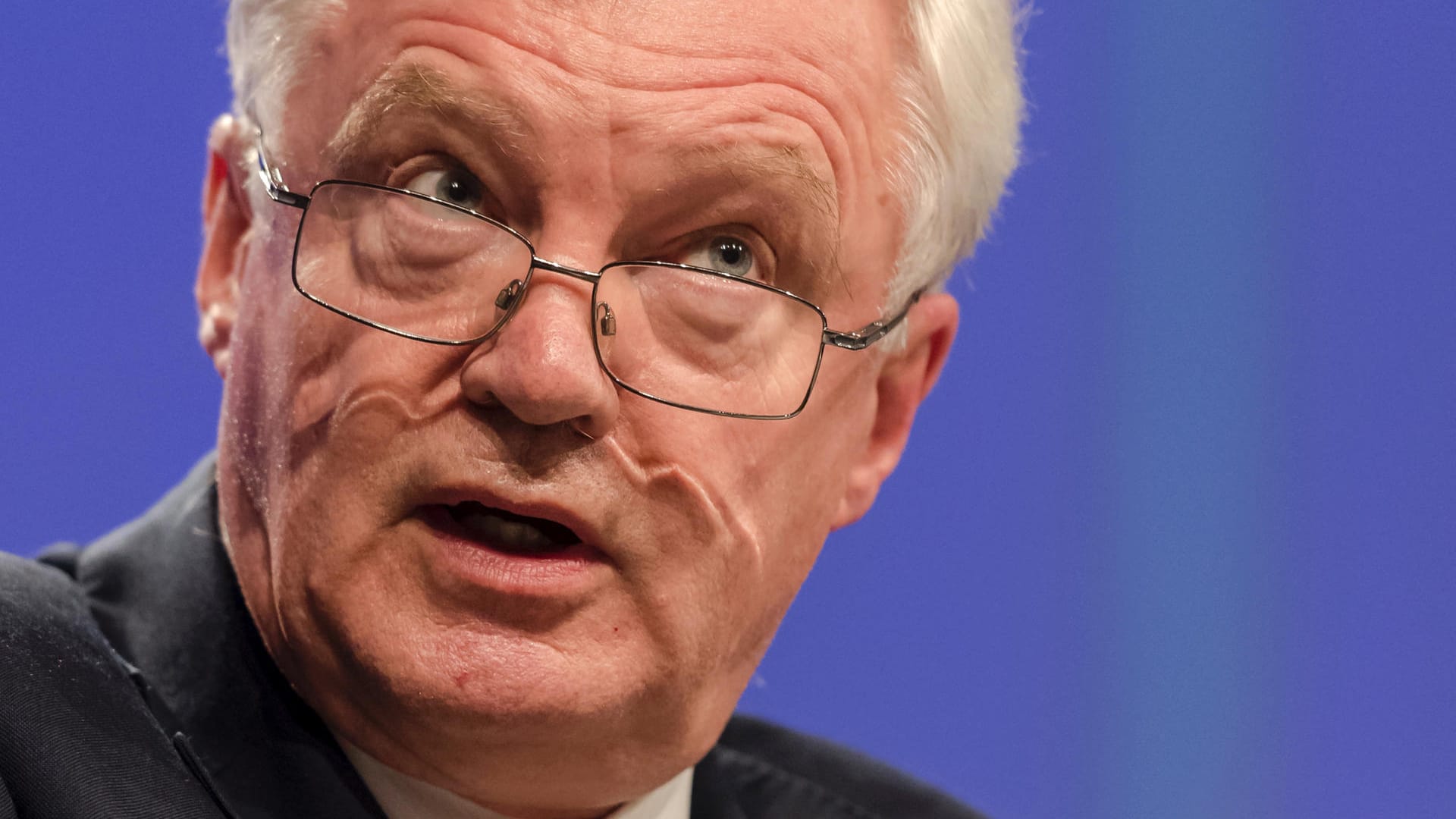 Der britische Brexit-Minister David Davis spricht auf einer Pressekonferenz. Der britische Brexit-Minister David Davis ist Medien zufolge zurückgetreten.