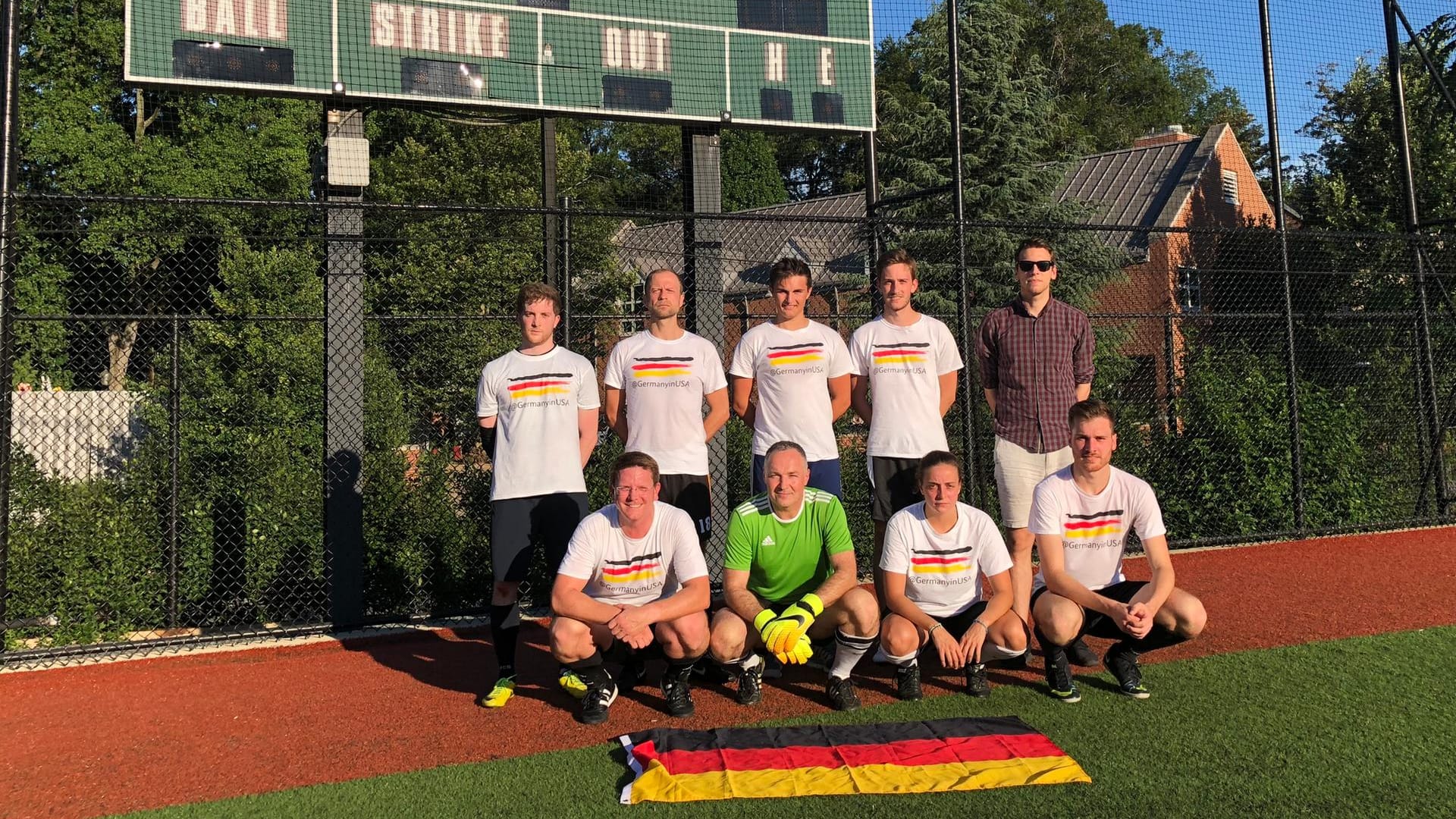 Team der Deutschen Botschaft mit Teammanager Kuhnke (in Sonnenbrille): Erfolgreicher als die DFB-Elf