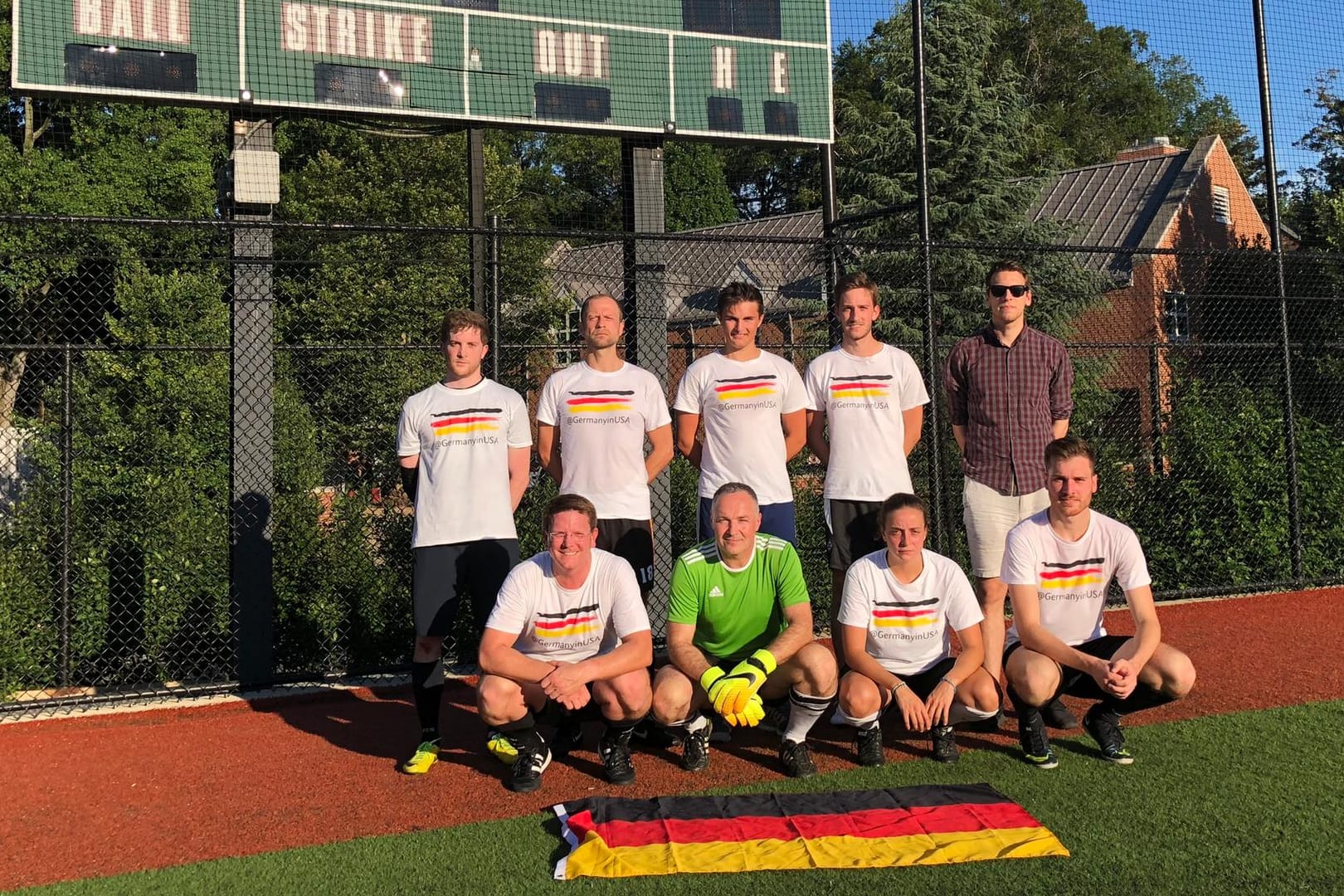 Team der Deutschen Botschaft mit Teammanager Kuhnke (in Sonnenbrille): Erfolgreicher als die DFB-Elf