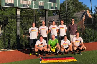 Team der Deutschen Botschaft mit Teammanager Kuhnke (in Sonnenbrille): Erfolgreicher als die DFB-Elf