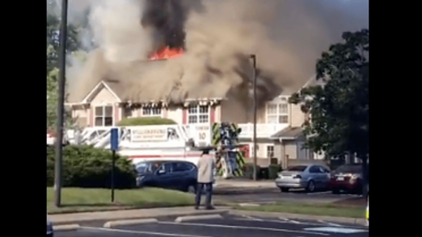 Ein Wohnhaus in Flammen in den USA: Ein Hubschrauber krachte in das Haus und löste ein Inferno aus.