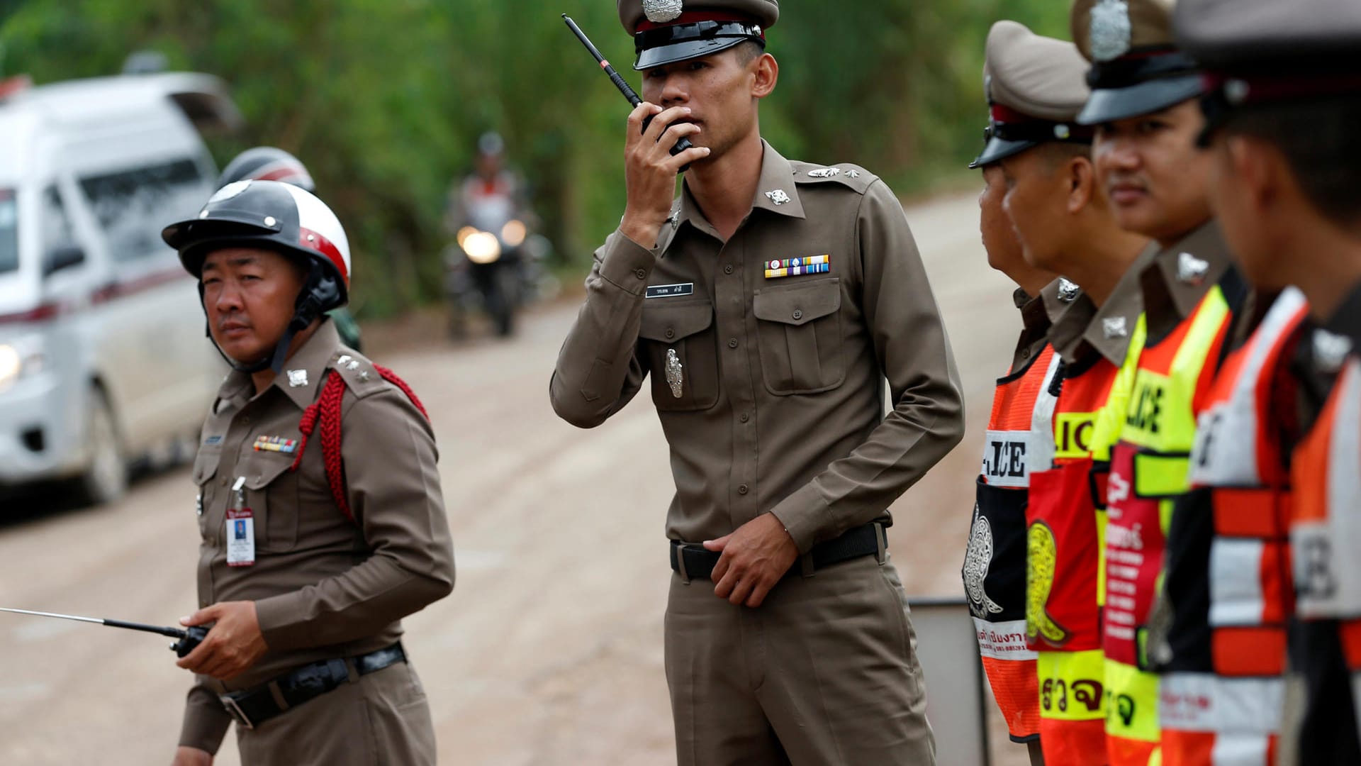 Höhlendrama in Thailand Vier Jungen ins Krankenhaus gebracht – Rettung soll weitergehen 08.07.2018, 20:11 Uhr | dpa, AFP Erste Kinder aus Höhle in Thailand befreit (Screenshot: Soe Zeya Tun/Reuters) 00:29 Video startet in Kürze. Erste Kinder befreit: Die Jungen wurden zur Untersuchung in ein Krankenhaus nach Chiang Rai gebracht.