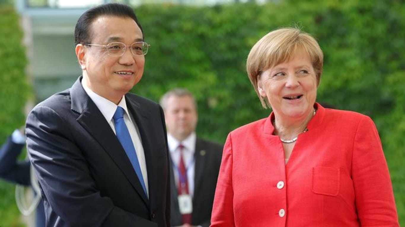 Kanzlerin Angela Merkel begrüßt den chinesischen Ministerpröäsidenten Li Keqiang vor dem Kanzleramt in Berlin.