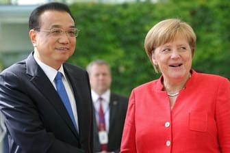Kanzlerin Angela Merkel begrüßt den chinesischen Ministerpröäsidenten Li Keqiang vor dem Kanzleramt in Berlin.