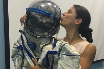 Laura Winterling küsst den Helm eines Astronautenanzuges: Die 37-Jährige verfolgt den Traum, auch mal als Astronautin ins All fliegen zu können.