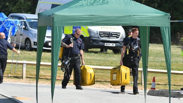Die Polizei hat sechs Areale in Amesbury und im 13 Kilometer entfernten Salisbury abgesperrt, in denen sich das vergiftete Paar kurz vor den ersten Symptomen aufhielt. Die Polizei hat sechs Areale in Amesbury und im 13 Kilometer entfernten Salisbury abgesperrt, in denen sich das vergiftete Paar kurz vor den ersten Symptomen aufhielt.