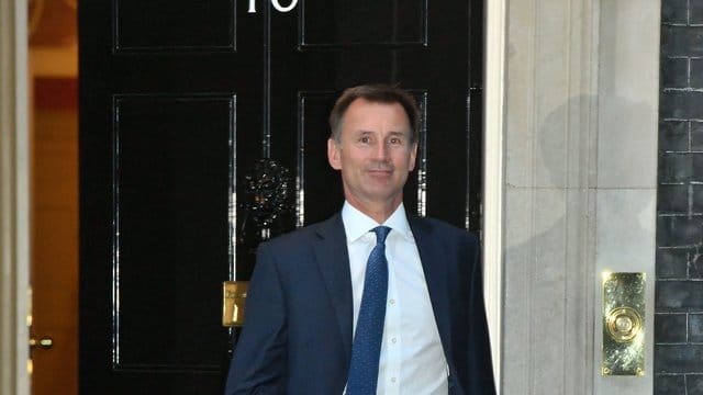 Jeremy Hunt, neuer Außenminister von Großbritannien, verlässt die 10 Downing Street. Jeremy Hunt, neuer Außenminister von Großbritannien, verlässt die 10 Downing Street.