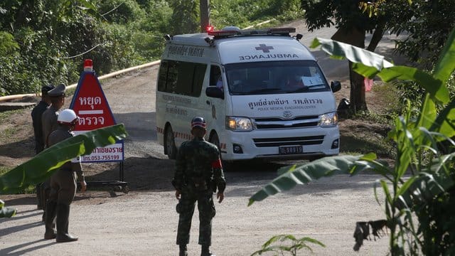 Ein Rettungswagen ist vor der Höhle in Thailand im Einsatz, in der die Rettungsaktion für die eingeschlossenen Jugendlichen und ihrem Trainer, laufen.